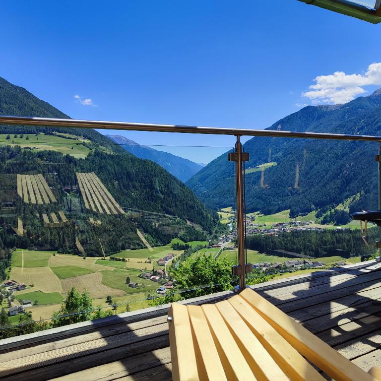 balkon z widokiem na dolinę i góry w obiekcie Großstahlhof Mountain & Panorama View w mieście San Giovanni in Val Aurina