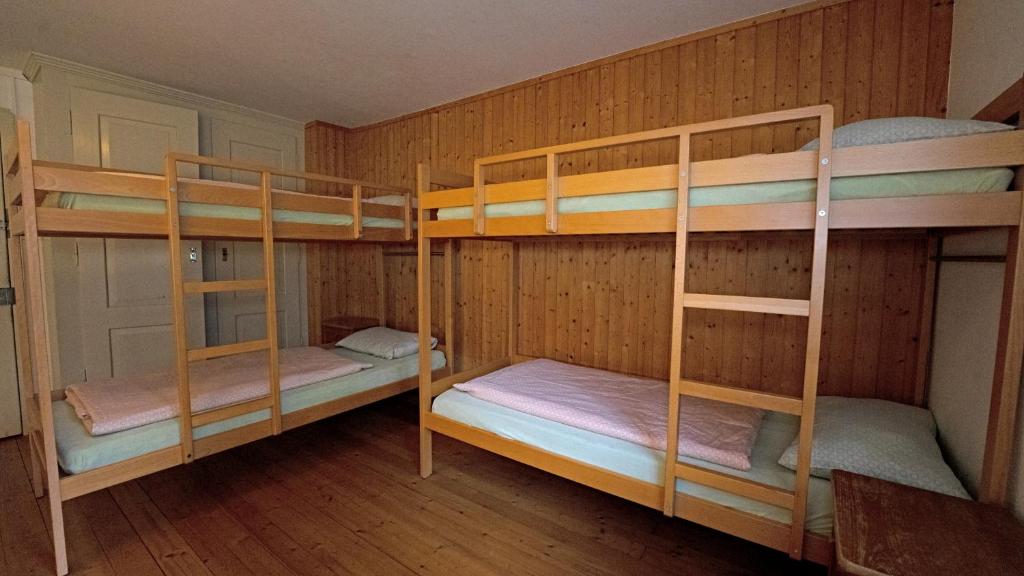 Postel nebo postele na pokoji v ubytování Leissigen Youth Hostel