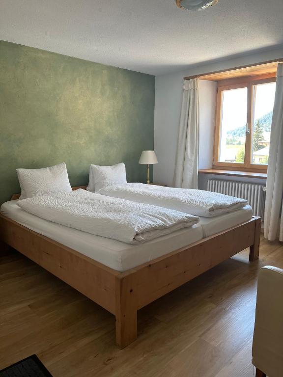 Postel nebo postele na pokoji v ubytování Hotel Adler Garni