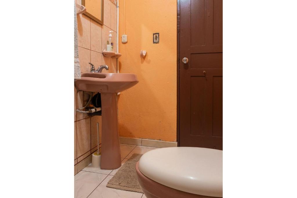 Koupelna v ubytování Marta's Guesthouses, apartamentos con entrada autonoma