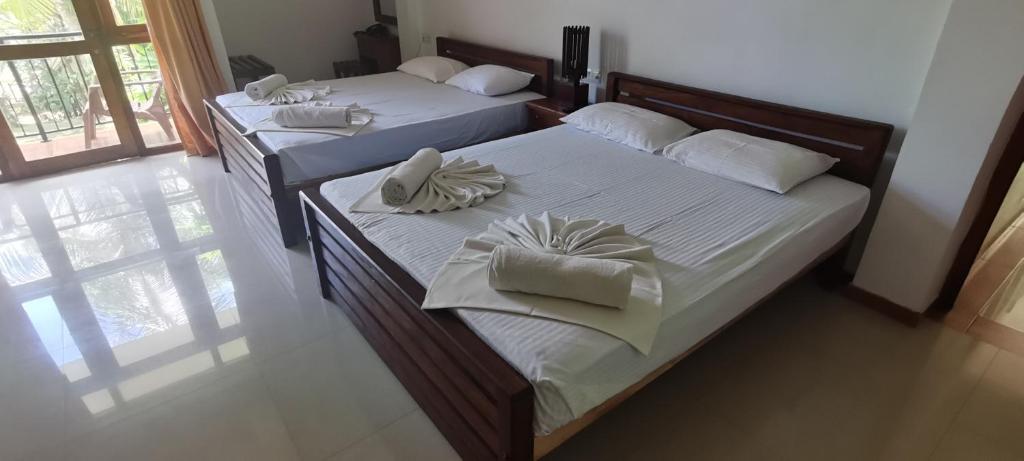 Postel nebo postele na pokoji v ubytování Rajarata Family Resort