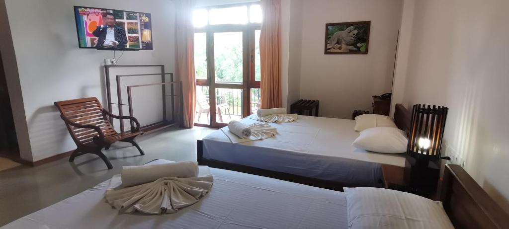 Postel nebo postele na pokoji v ubytování Rajarata Family Resort