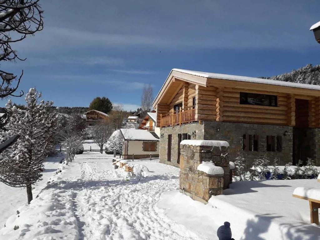 una casa con nieve en el suelo delante de ella en Les Flocons de Neige en Bolquere Pyrenees 2000