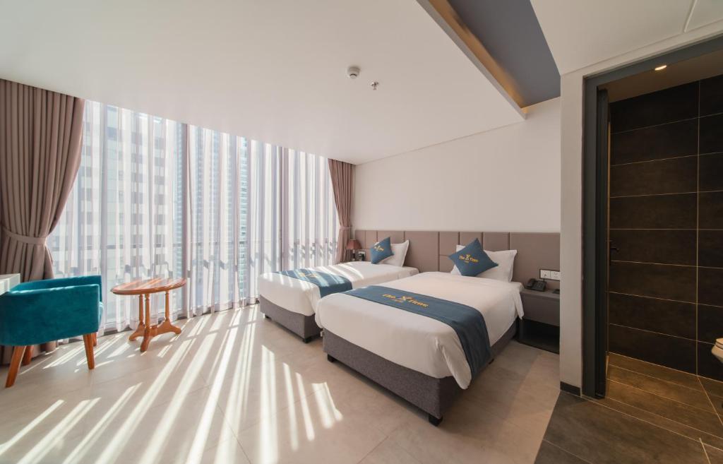 Giường trong phòng chung tại The Time Hotel