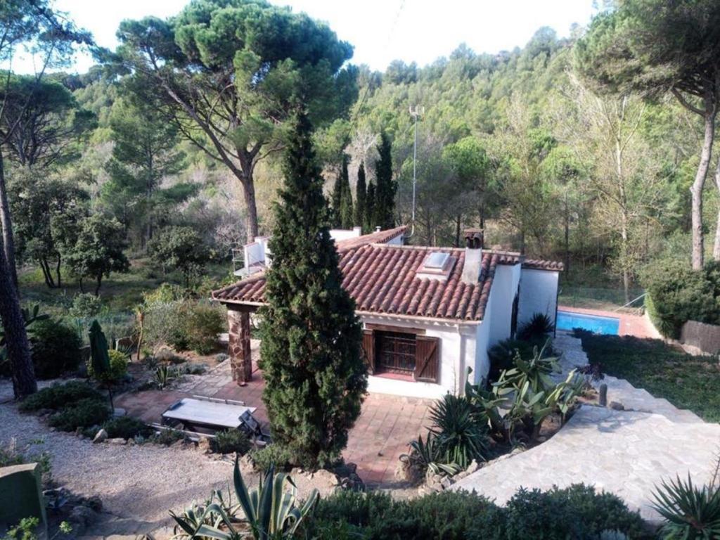 a small house in the middle of a garden at Casa Carmen in Begur