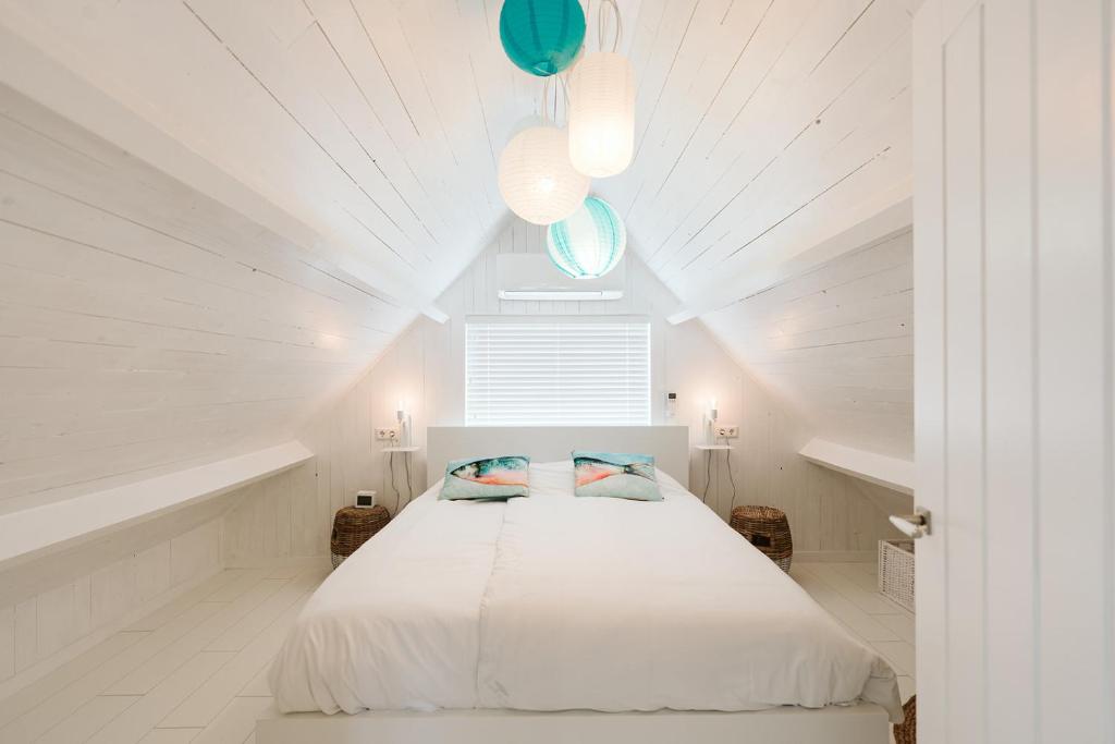 Tempat tidur dalam kamar di Jonkerstee 216 - Ouddorp - NOT FOR COMPANIES