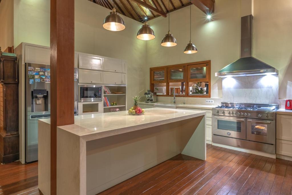 una grande cucina con una grande isola al centro di Villa Mata Hari a Panji