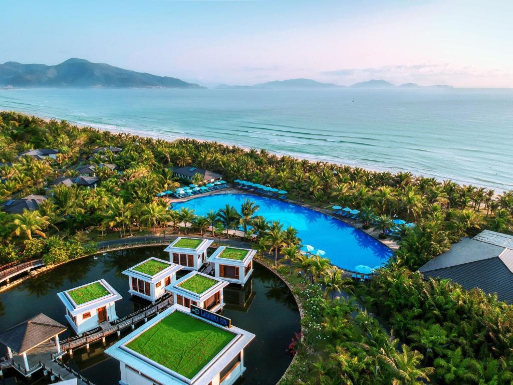 z góry widok na ośrodek z basenem i ocean w obiekcie Duyen Ha Resort Cam Ranh w mieście Cam Ranh