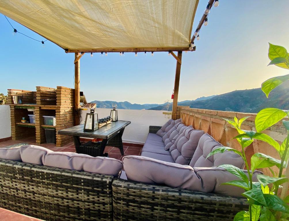 LentegíにあるCasa Bodijar - Casa Rural en Lentegiの屋上のパティオ(椅子、テーブル付)