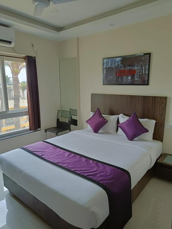 Postel nebo postele na pokoji v ubytování Sheldon Inn Kolkata