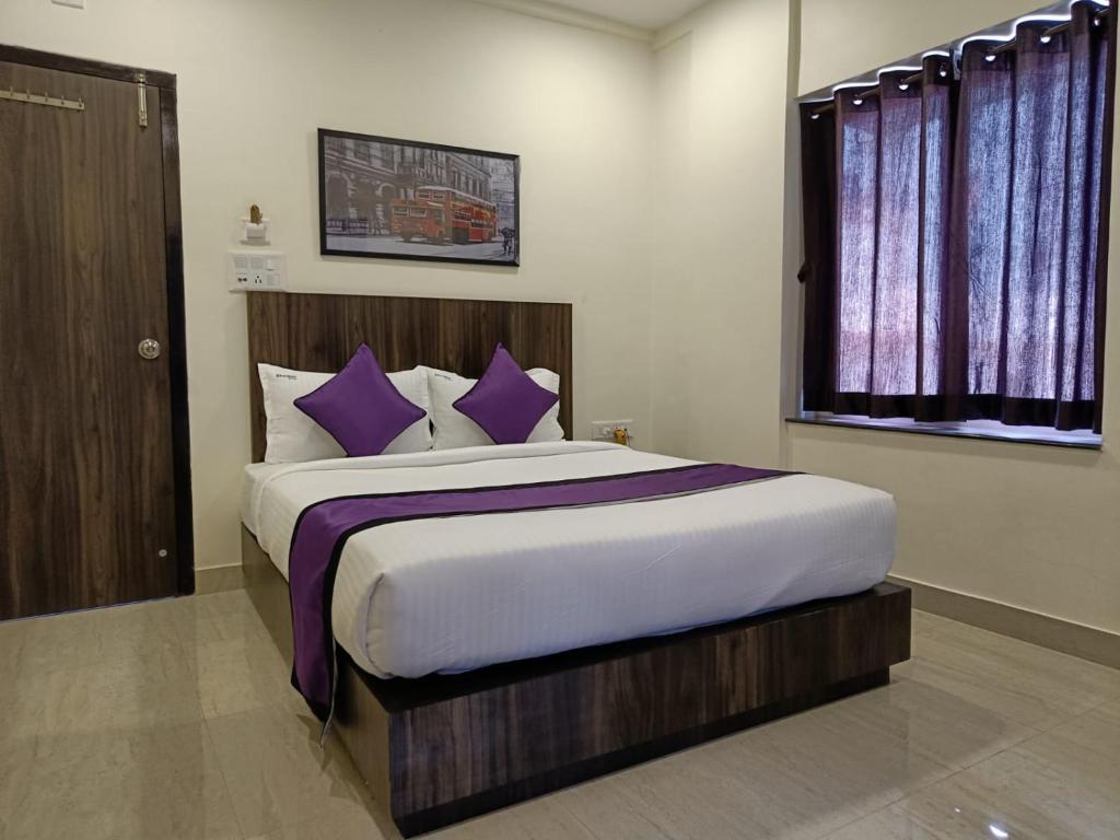 Postel nebo postele na pokoji v ubytování Sheldon Inn Kolkata