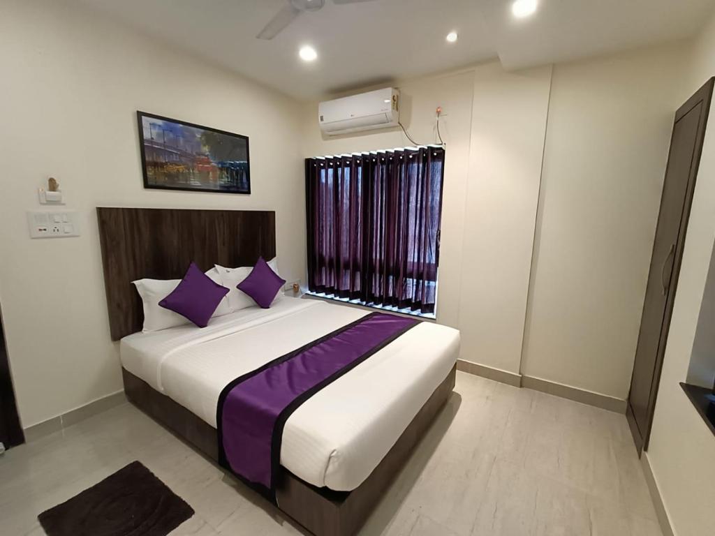 Postel nebo postele na pokoji v ubytování Sheldon Inn Kolkata
