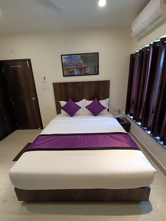 Postel nebo postele na pokoji v ubytování Sheldon Inn Kolkata