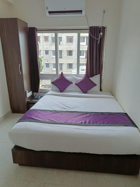Postel nebo postele na pokoji v ubytování Sheldon Inn Kolkata