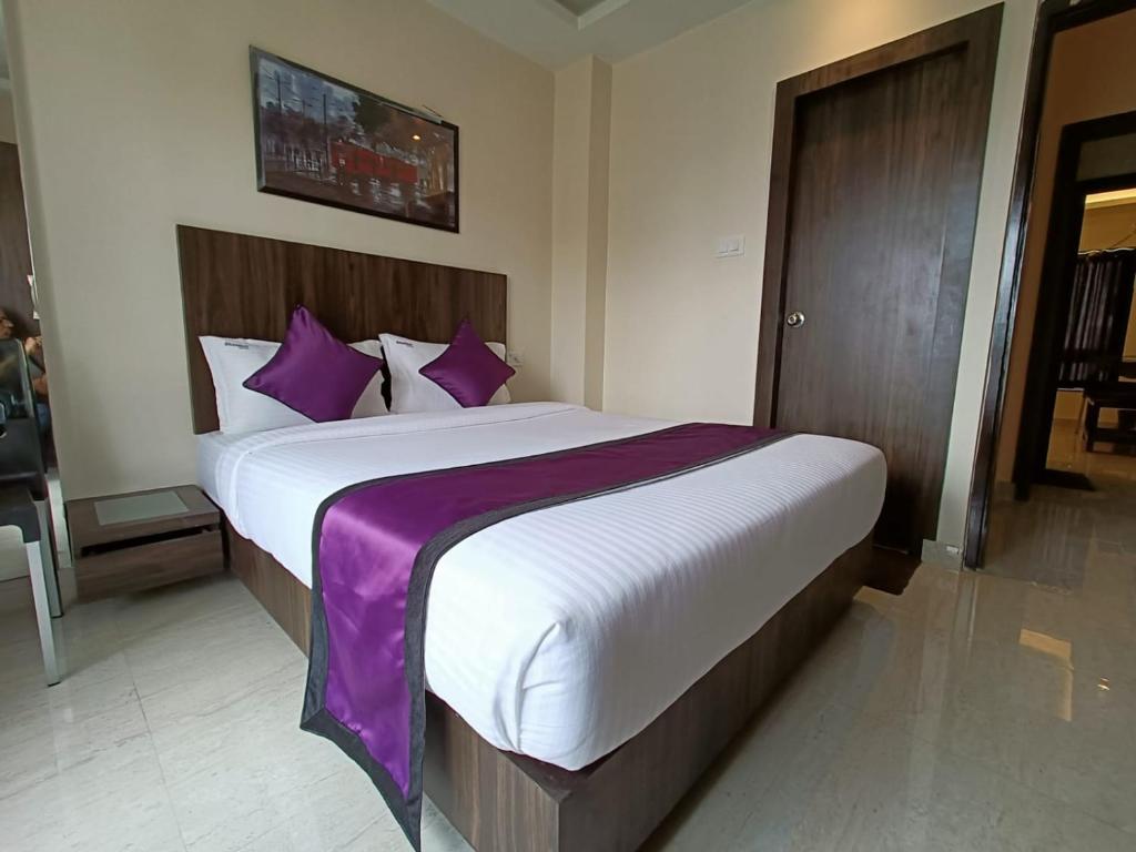 Postel nebo postele na pokoji v ubytování Sheldon Inn Kolkata