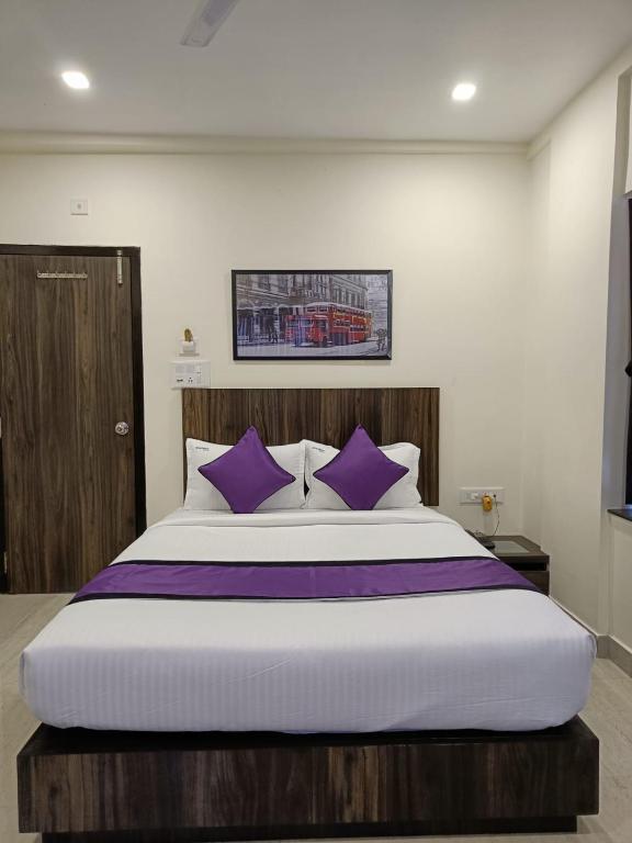 Postel nebo postele na pokoji v ubytování Sheldon Inn Kolkata