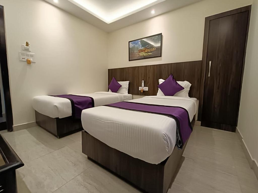 Postel nebo postele na pokoji v ubytování Sheldon Inn Kolkata