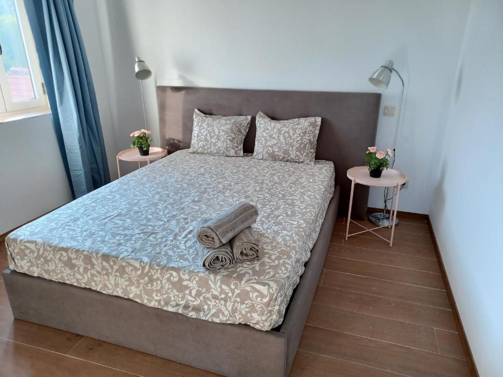 - une petite chambre avec un lit et 2 tables dans l'établissement Enjoy Oporto Campanha 2, à Porto