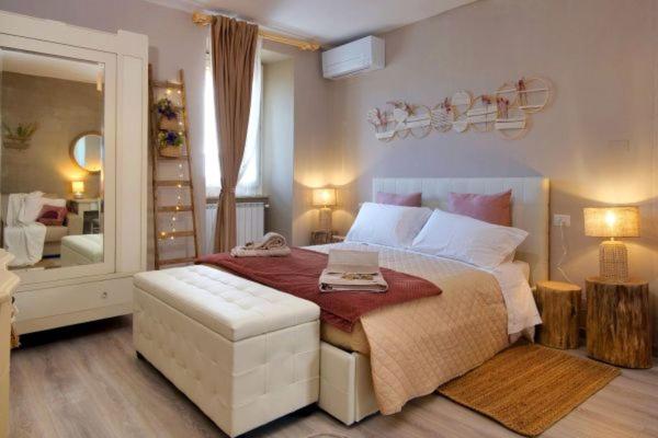 a bedroom with a large bed and a mirror at Il Sogno in Spello