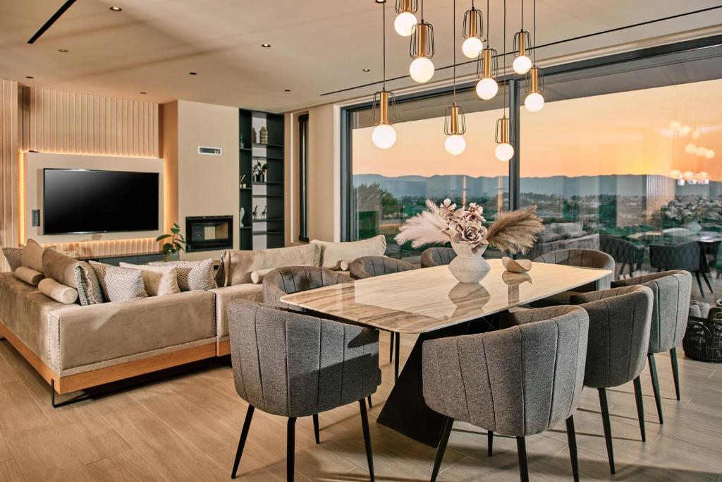 TV a/nebo společenská místnost v ubytování Althea Lavish Estate - Villa & Suite