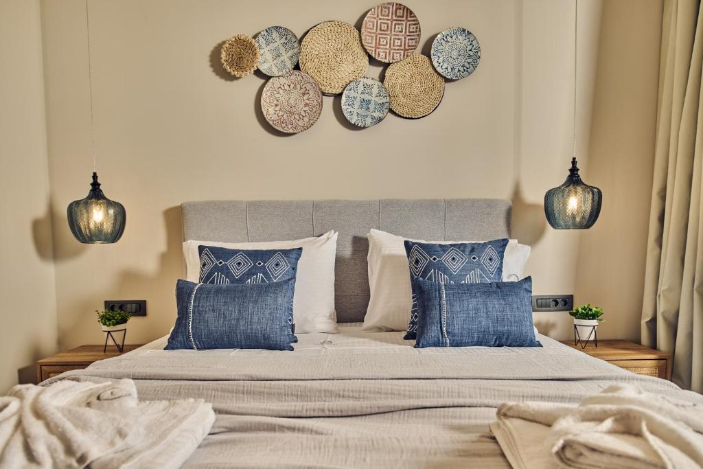 Postel nebo postele na pokoji v ubytování Althea Lavish Estate - Villa & Suite