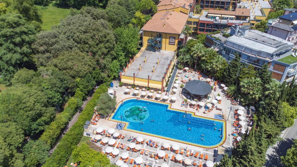 Bazén v ubytování Parc Hotel Gritti nebo v jeho okolí