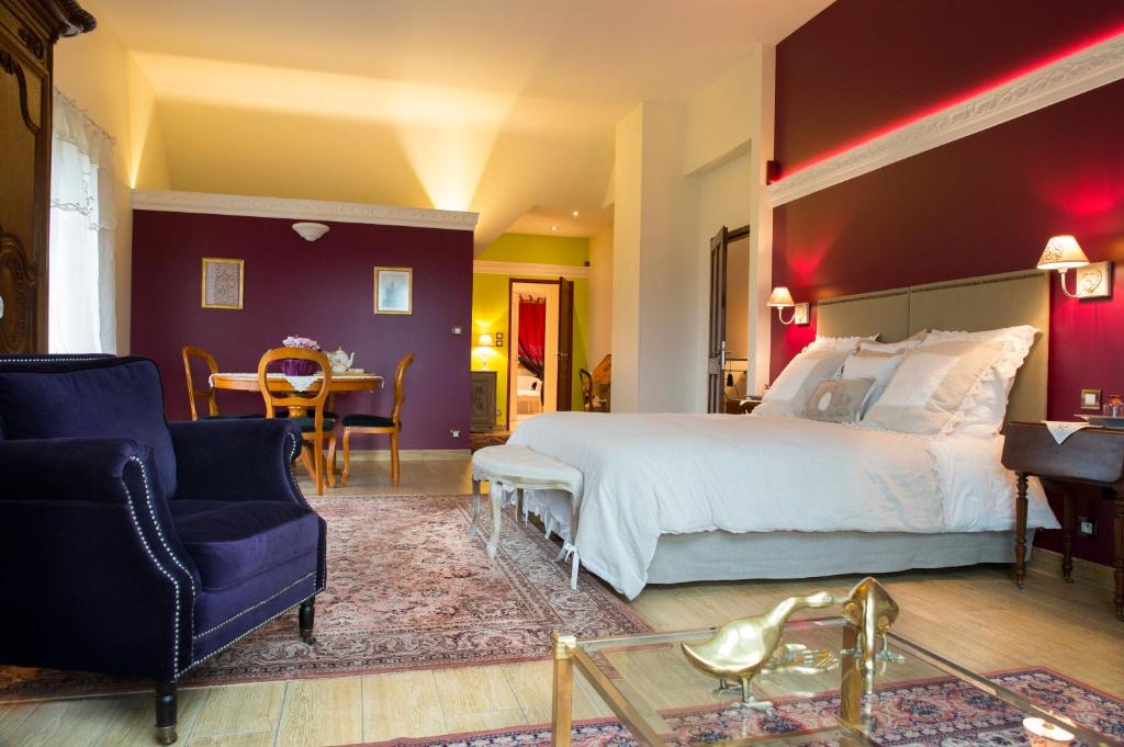 1 dormitorio con 1 cama, mesa y sillas en Lyolyl BnB en Sainte-Croix-sur-Orne