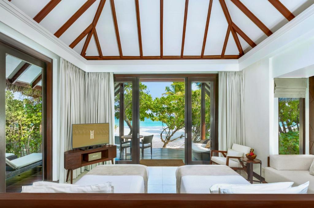 Bazén v ubytování Heritance Aarah - Premium All Inclusive - Complimentary Stay for 1 Child for Stays between April 2025 to September 2025 nebo v jeho okolí