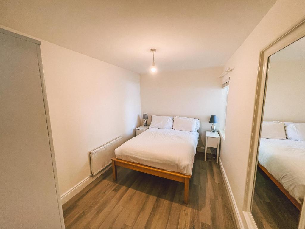 Postel nebo postele na pokoji v ubytování Broc House Suites