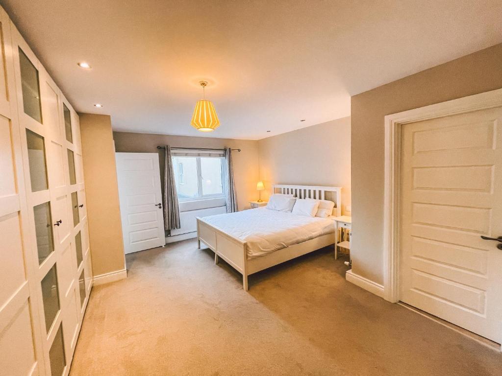 Postel nebo postele na pokoji v ubytování Broc House Suites