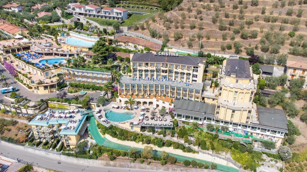 Bazén v ubytování Hotel Cristina nebo v jeho okolí
