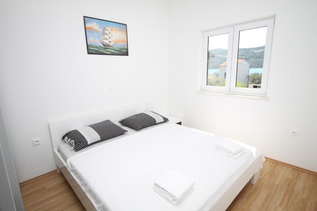 Fotografia z galérie ubytovania Apartments by the sea Poljica, Trogir - 8682 v Marine