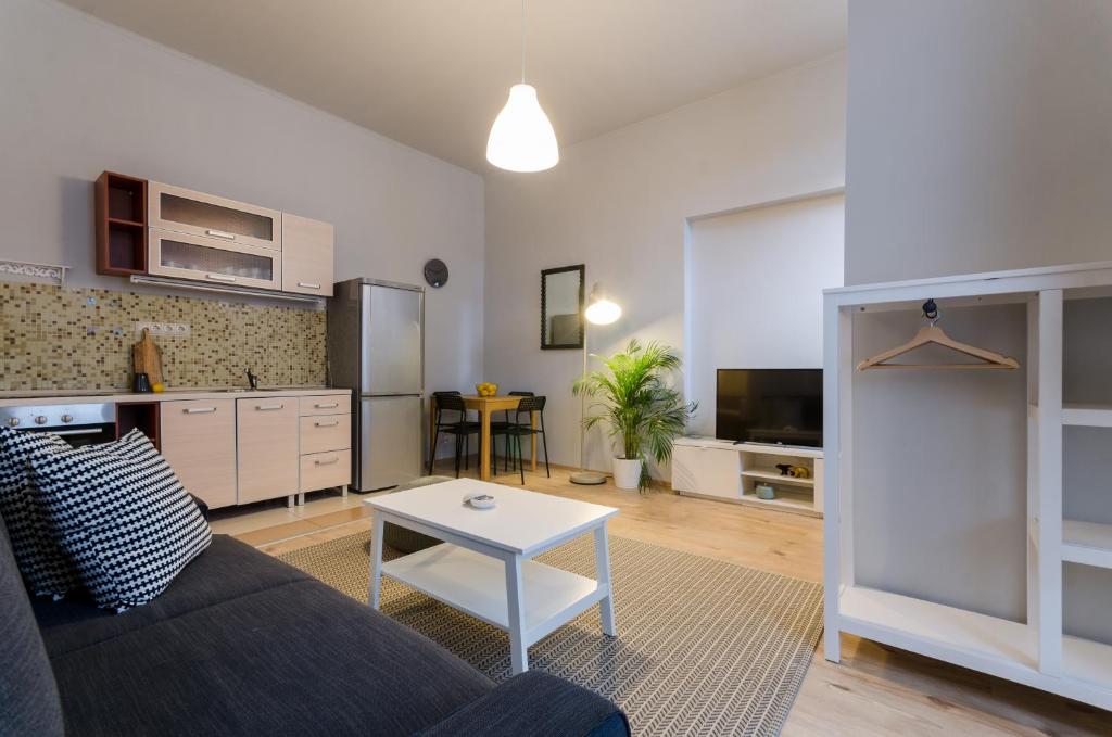 - un salon avec un canapé et une table dans l'établissement I30 Studio Apartment In Central Location., à Budapest