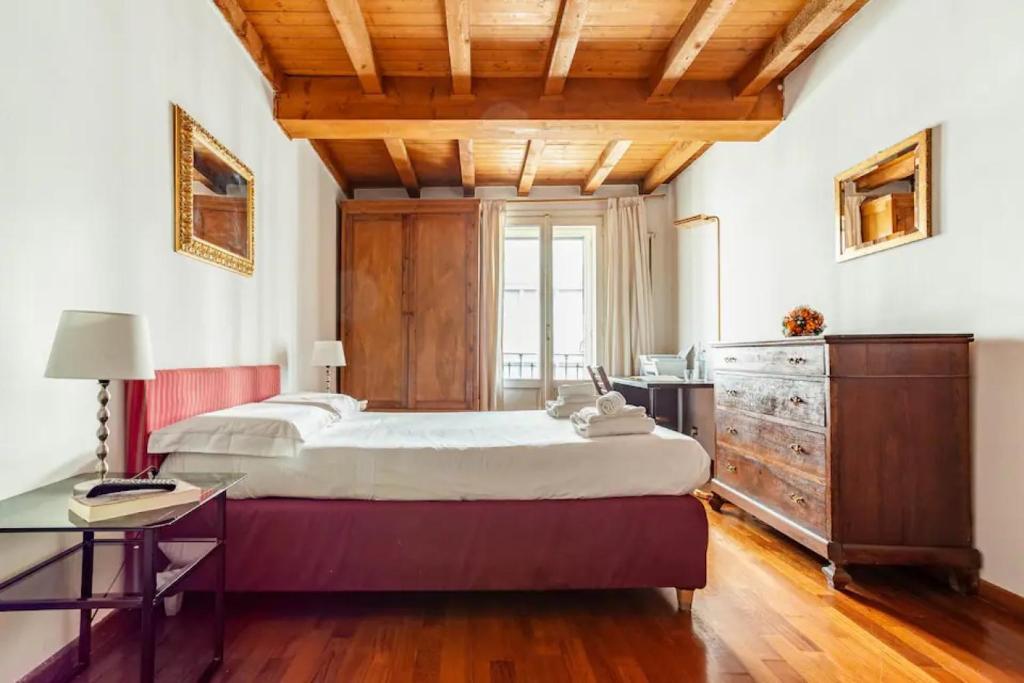 - une grande chambre avec un grand lit et un bureau dans l'établissement Suite Via Torino, à Milan