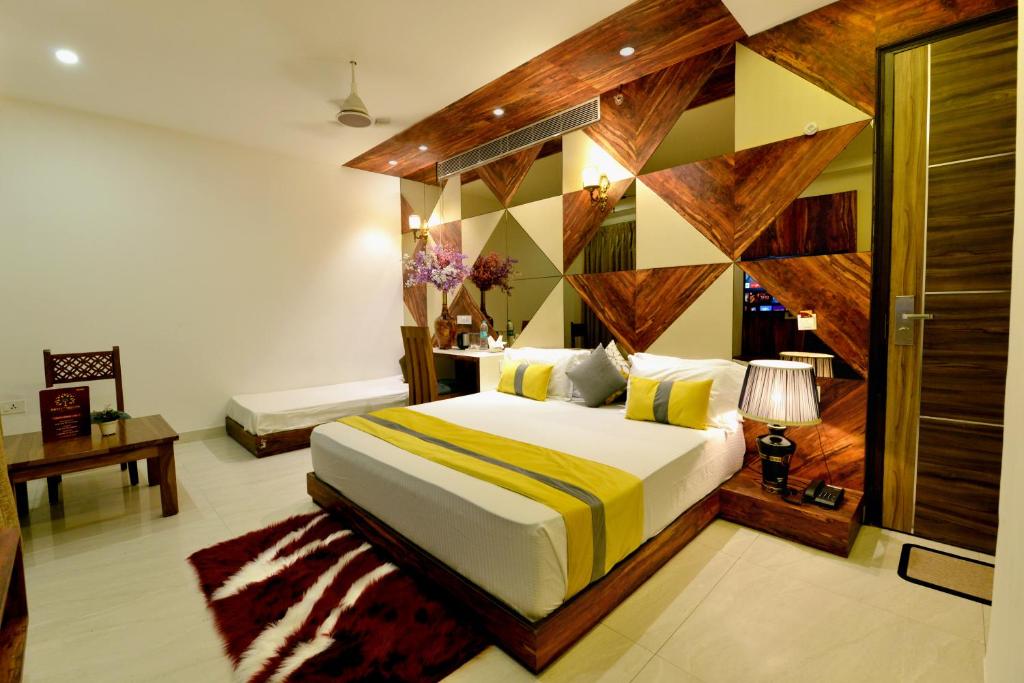 um quarto com uma cama grande num quarto em Hotel The Yellow em Chandīgarh