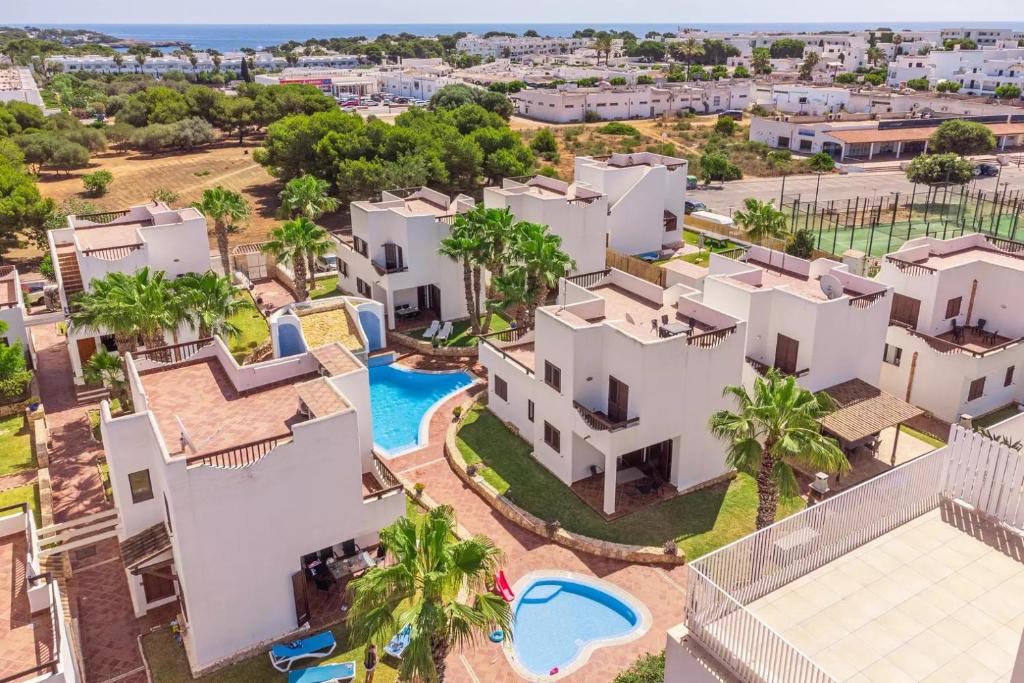 - une vue aérienne sur une villa avec une piscine dans l'établissement LA PERLA DE CALA DOR, à Portopetro