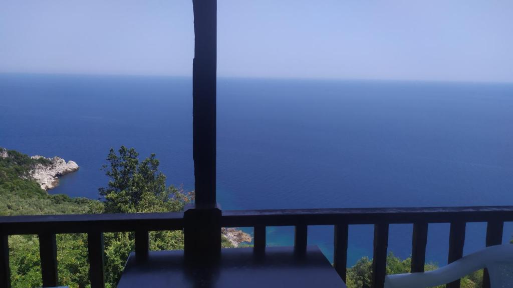 balkon z widokiem na ocean w obiekcie Traditional apartment in Mylopotamos Beach w mieście Tsagarada