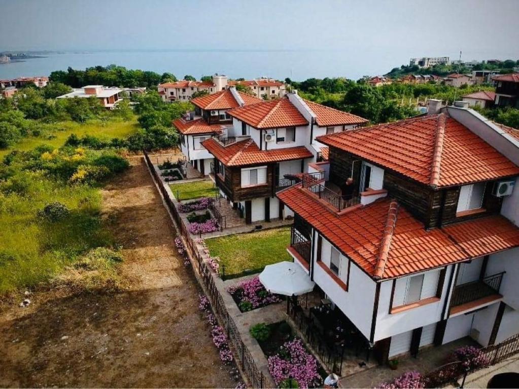 ソゾポルにあるOver the Bay Villas - Sozopolの集落の赤屋根の家