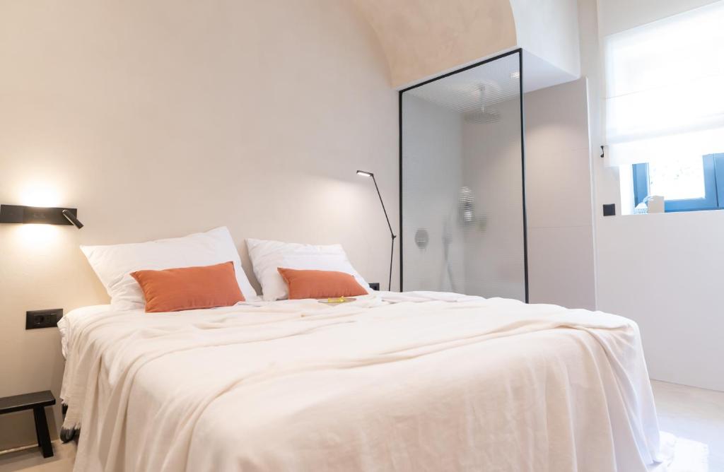 Kushin rooms Split房間的床
