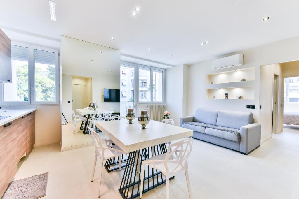 une cuisine et un salon avec une table et des chaises dans l'établissement Cosy flat with parking - Basse Californie - Cannes, à Cannes