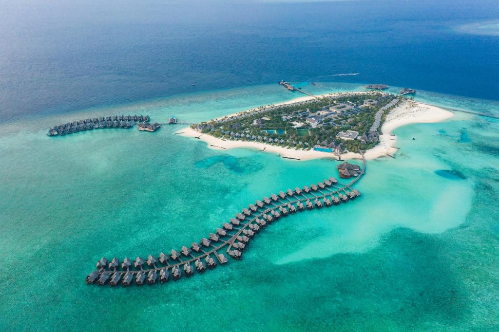 - une vue aérienne sur une île dans l'océan dans l'établissement Heritance Aarah-Premium All Inclusive, à Raa Atoll