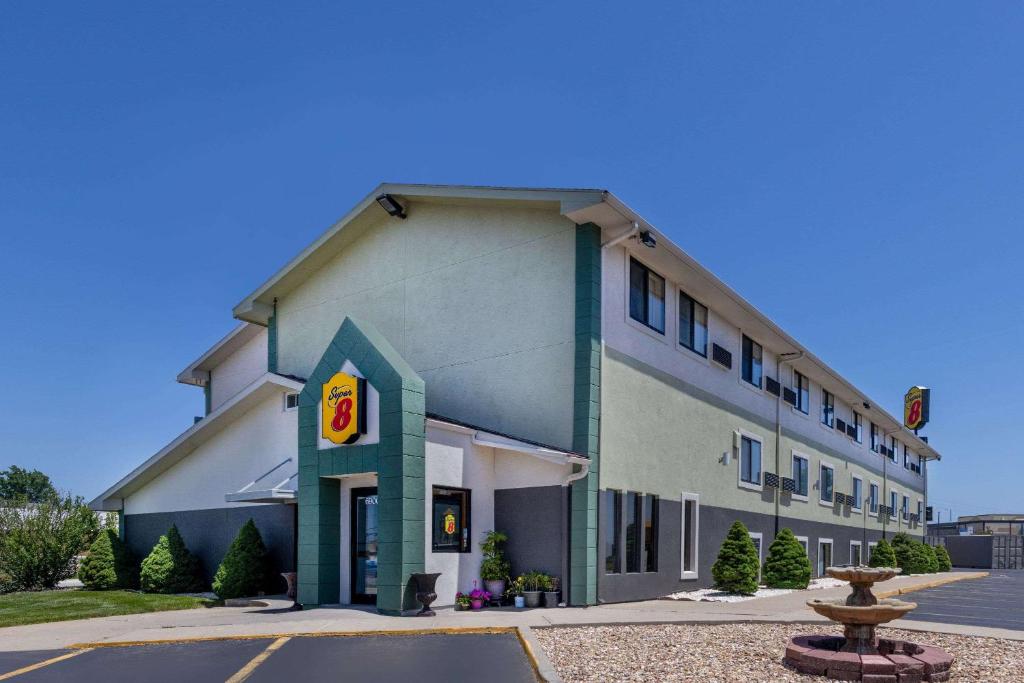 un edificio con un ristorante fast food di Super 8 by Wyndham Kansas City at Barry Road/Airport a Kansas City