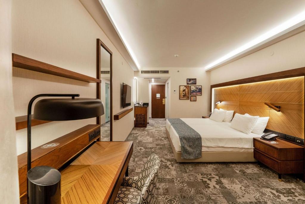 Postel nebo postele na pokoji v ubytování Ramada Jerusalem Hotel