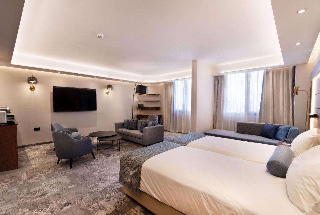 TV a/nebo společenská místnost v ubytování Ramada Jerusalem Hotel