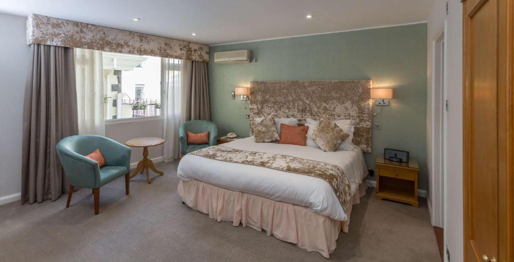 Ένα ή περισσότερα κρεβάτια σε δωμάτιο στο Best Western Moores Central Hotel