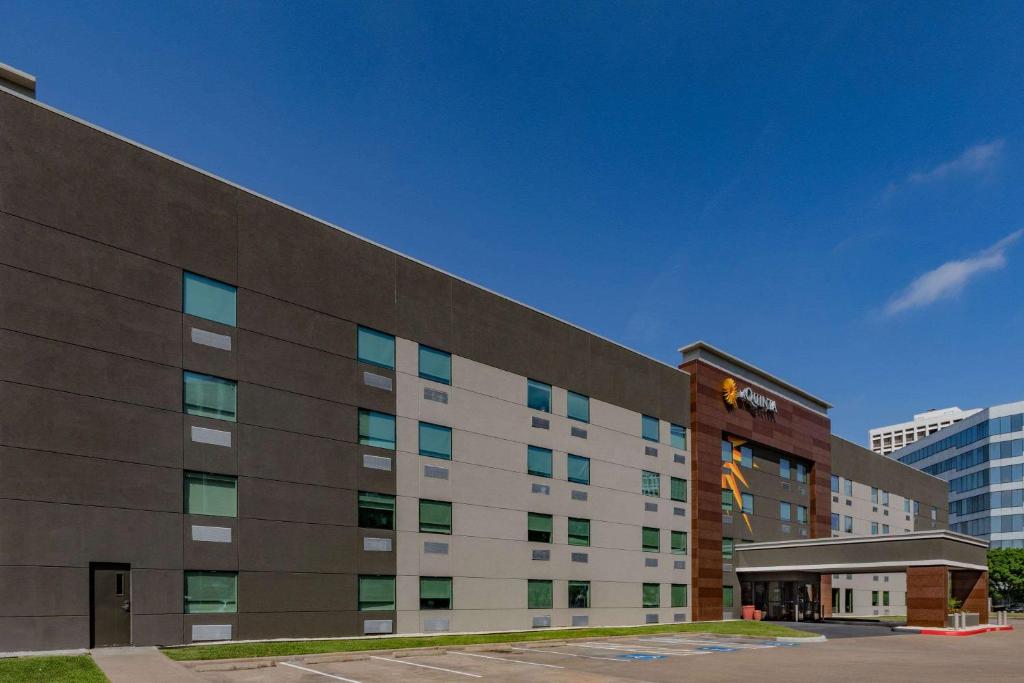 ein großes Gebäude in einer Stadt mit einem Himmel in der Unterkunft La Quinta by Wyndham Houston Southwest in Houston