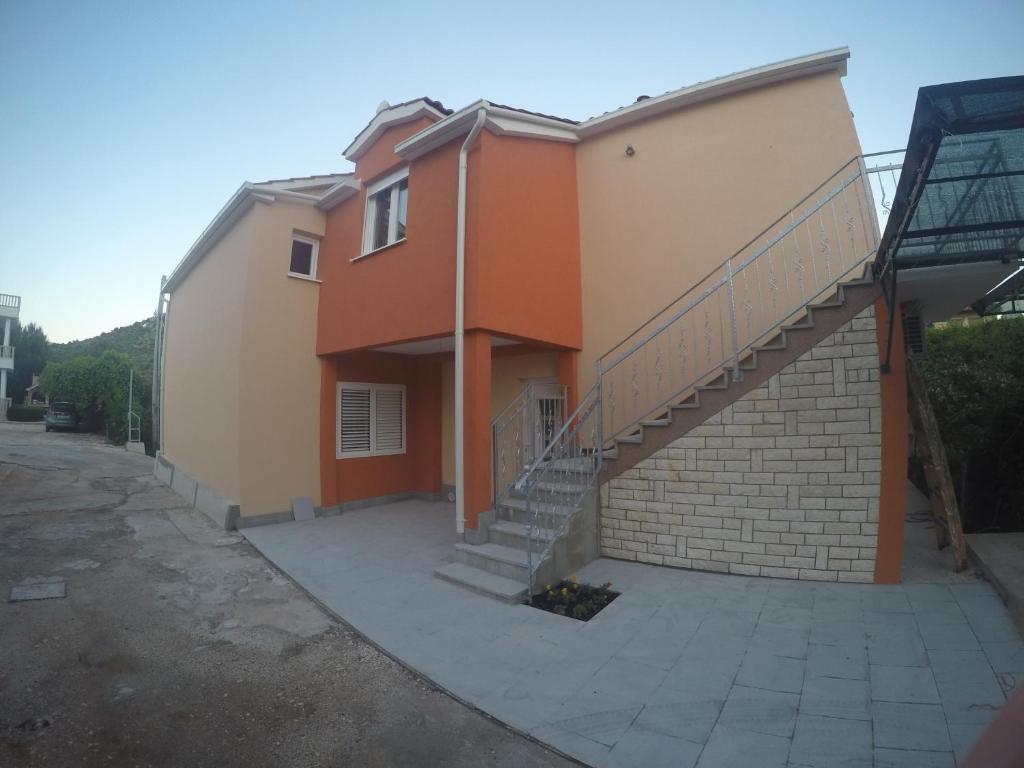 una casa con una scala sul lato di Apartments with a parking space Marina, Trogir - 11607 a Marina