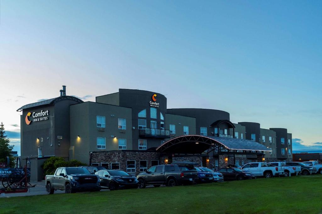ein großes Gebäude mit davor geparkt in der Unterkunft Comfort Inn & Suites in Medicine Hat