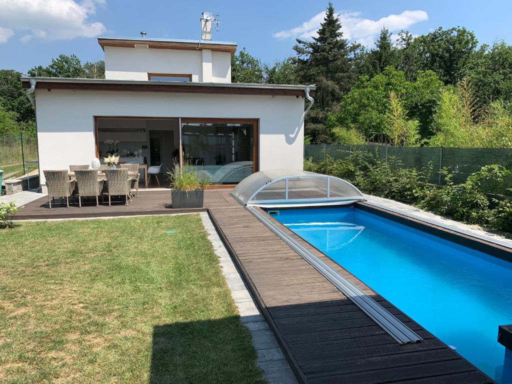 a backyard with a swimming pool and a house at Vila Martina in Popůvky