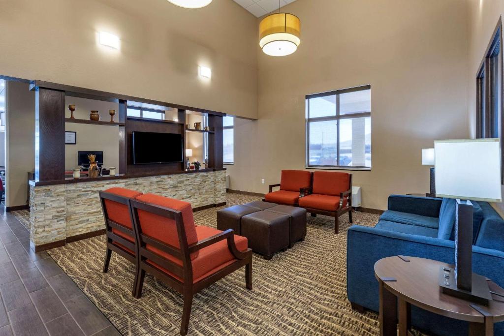sala de estar con muebles y TV de pantalla plana en Comfort Inn & Suites Gateway to Glacier National Park, en Shelby